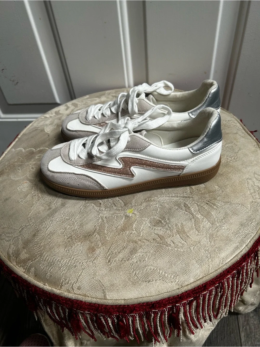 Madden Girl Kirby White & Taupe Suede Accent Sneakers Sz 4